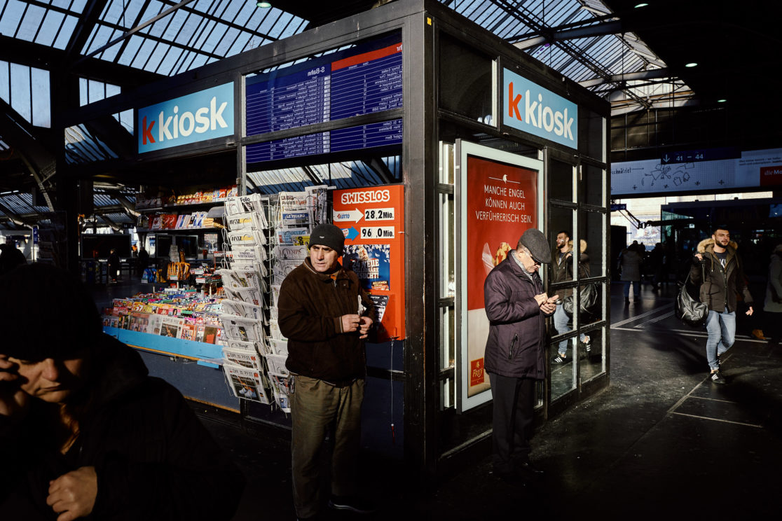 At-the-Kiosk-Streetfotografie-Streetphotographie-Portrait-Reportage-Documentary-Fotograf-Johannes-Schmidt-Photography2